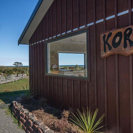 Koru Beachfront Holiday Cabins & Hot Tub Barrytown Eksteriør bilde