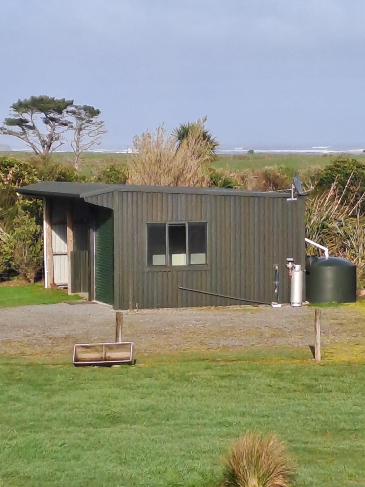 Koru Beachfront Holiday Cabins & Hot Tub Barrytown Eksteriør bilde
