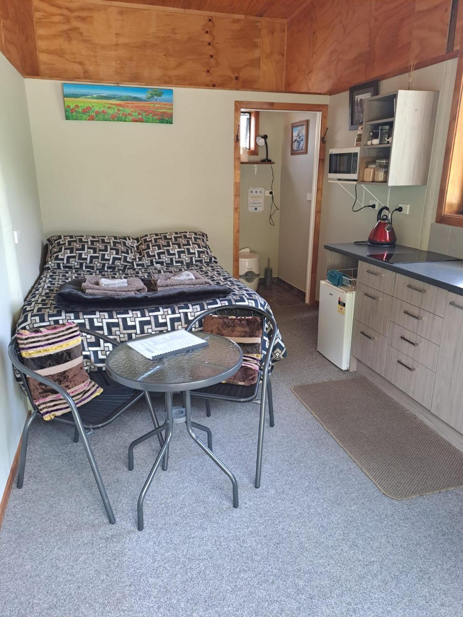 Koru Beachfront Holiday Cabins & Hot Tub Barrytown Eksteriør bilde