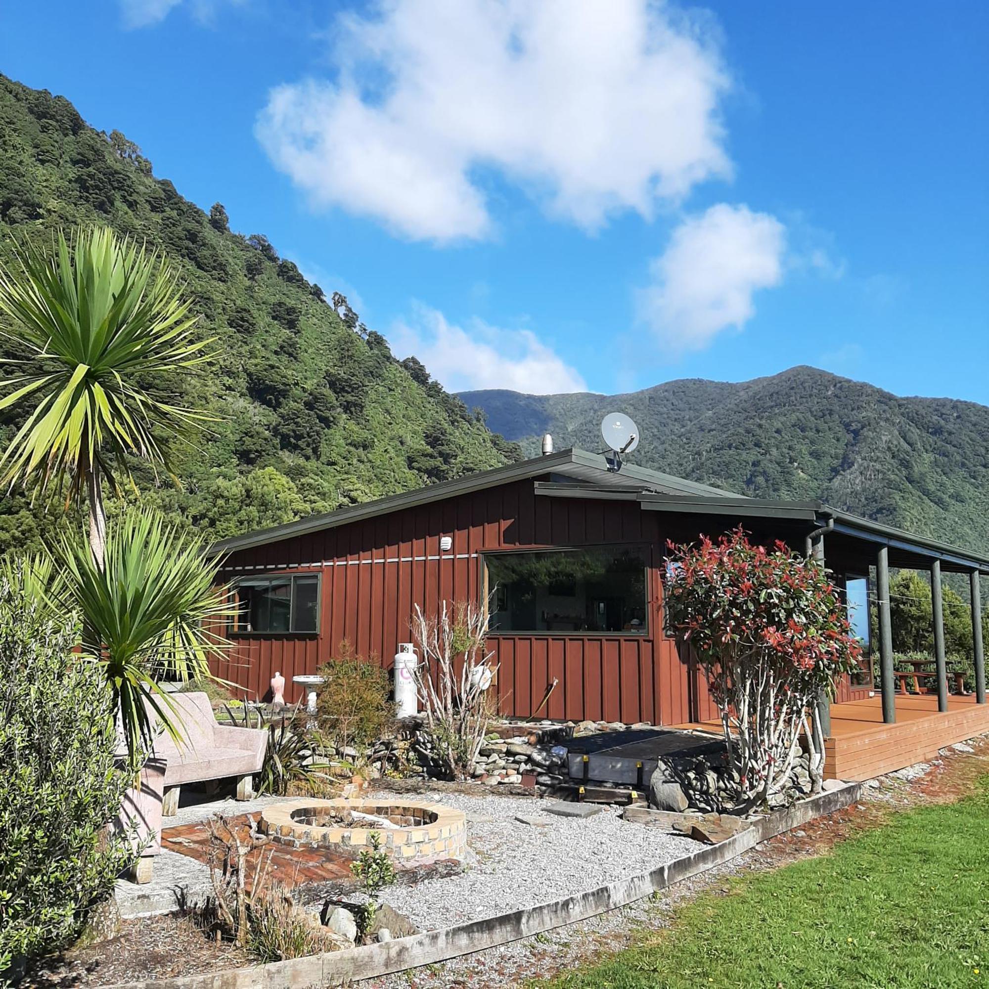 Koru Beachfront Holiday Cabins & Hot Tub Barrytown Eksteriør bilde