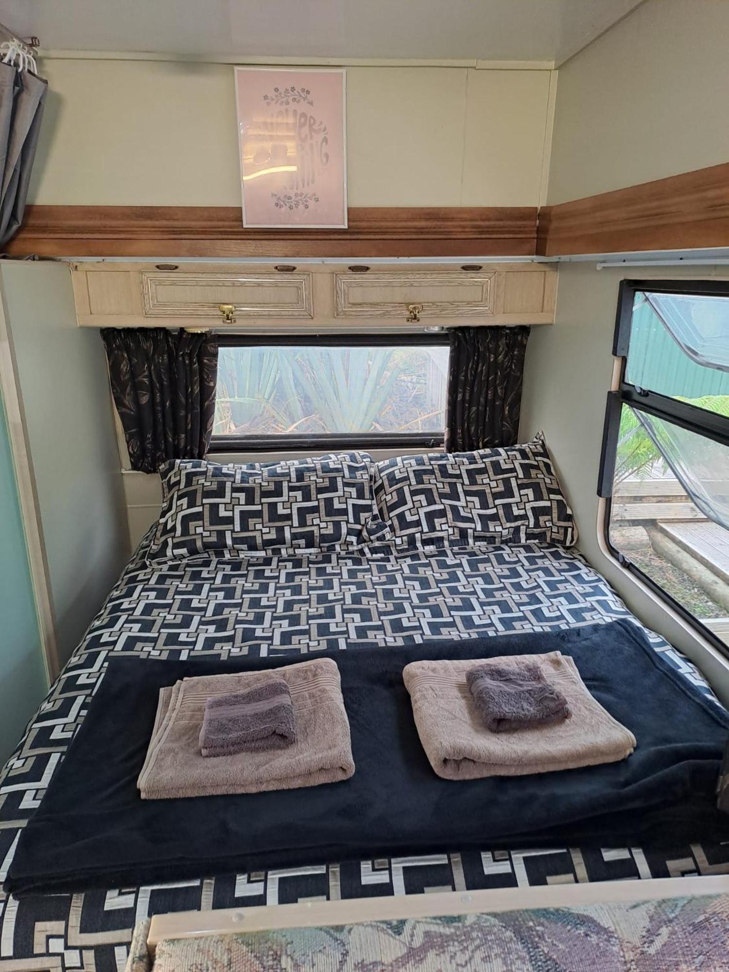 Koru Beachfront Holiday Cabins & Hot Tub Barrytown Eksteriør bilde