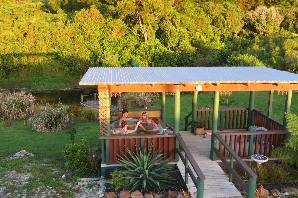 Koru Beachfront Holiday Cabins & Hot Tub Barrytown Eksteriør bilde