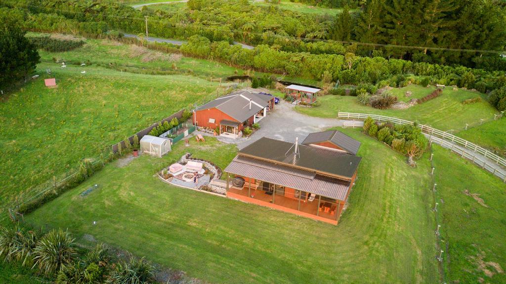 Koru Beachfront Holiday Cabins & Hot Tub Barrytown Eksteriør bilde