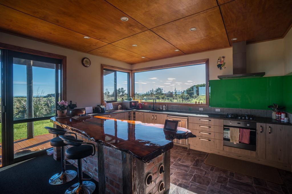 Koru Beachfront Holiday Cabins & Hot Tub Barrytown Eksteriør bilde