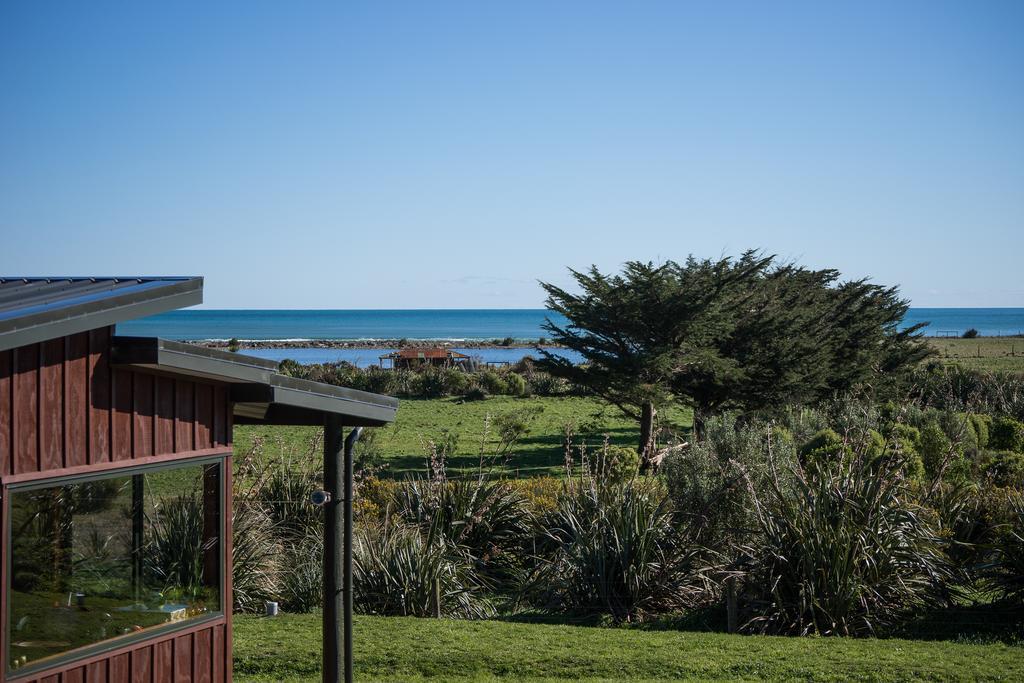Koru Beachfront Holiday Cabins & Hot Tub Barrytown Eksteriør bilde