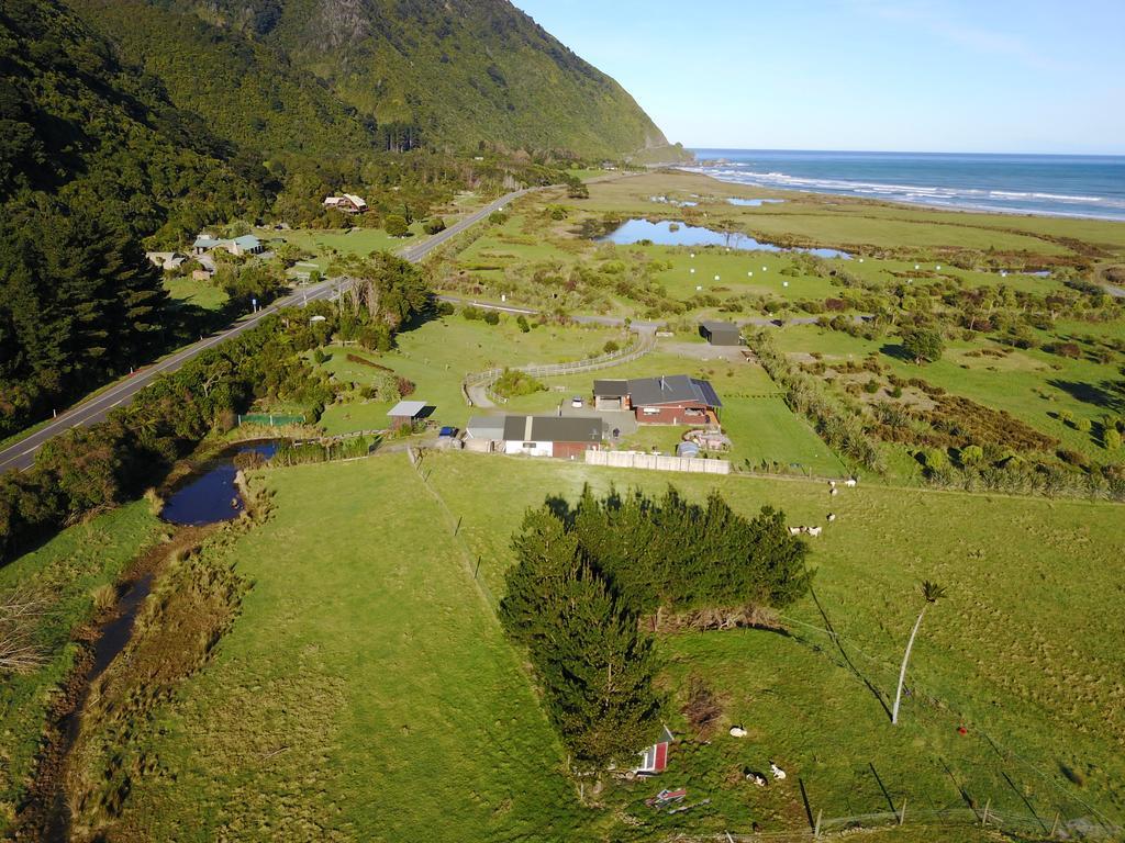 Koru Beachfront Holiday Cabins & Hot Tub Barrytown Eksteriør bilde