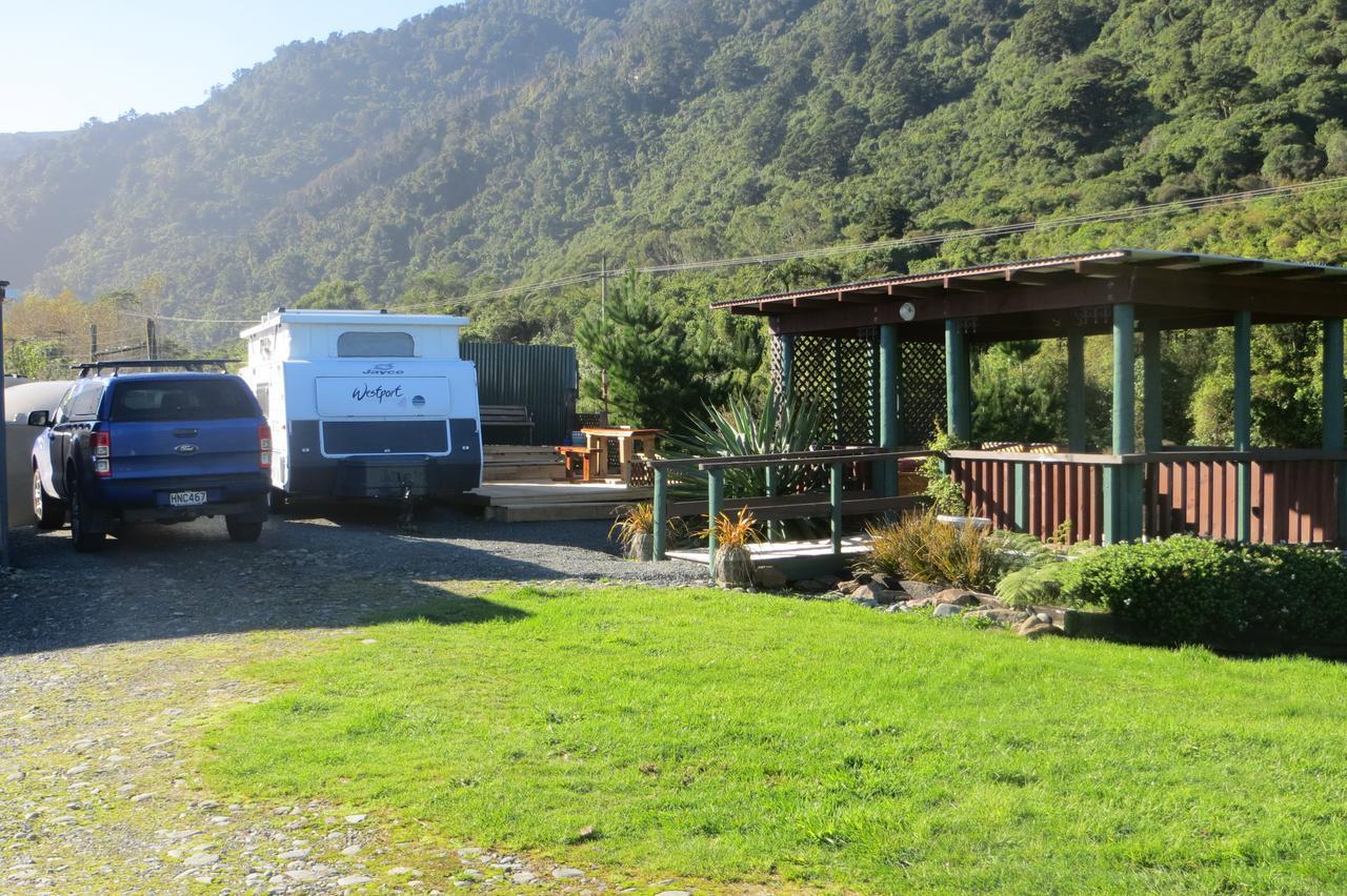 Koru Beachfront Holiday Cabins & Hot Tub Barrytown Eksteriør bilde