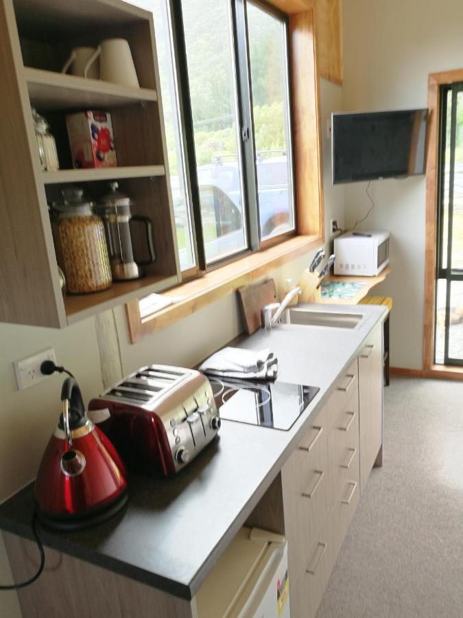 Koru Beachfront Holiday Cabins & Hot Tub Barrytown Eksteriør bilde